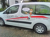 Montagefahrzeug mit Werbung